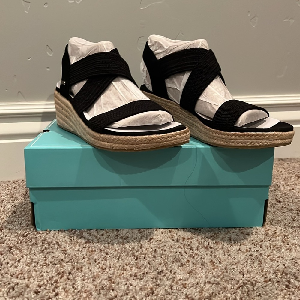 Brand Sketchers by Martha Stewart, black arch fit sandle. size 8